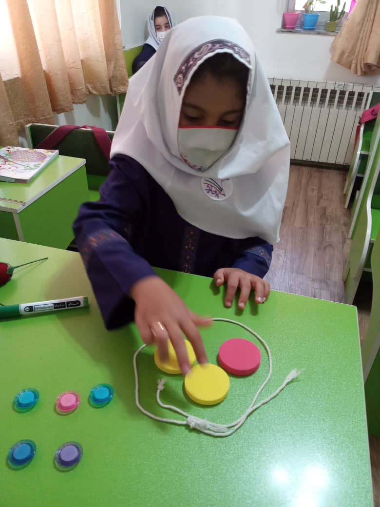 آموزش اعداد با استفاده از ابزار آموزشی در کلاس اول «ب» خانم صواب دوست